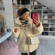 CozyLuxe™ Teddy Wolljacke | Luxuriöser Komfort mit Hohem Kragen und Weicher Schafwolle